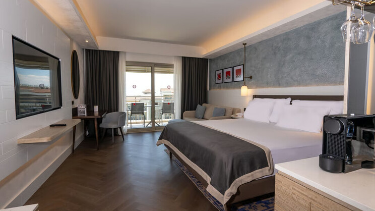 Deluxe Room Side Sea & Pool View